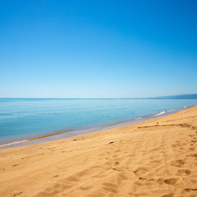 Оттенки голубого и песок. Берег Каспийского моря